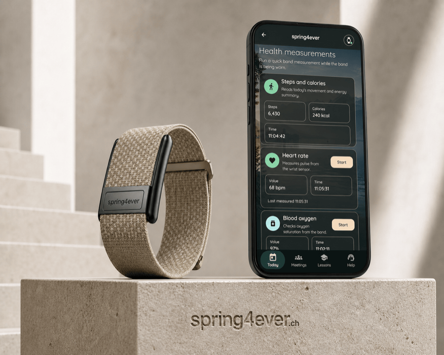 spring4ever-Armband neben der Begleit-App auf einem Sockel aus Naturstein