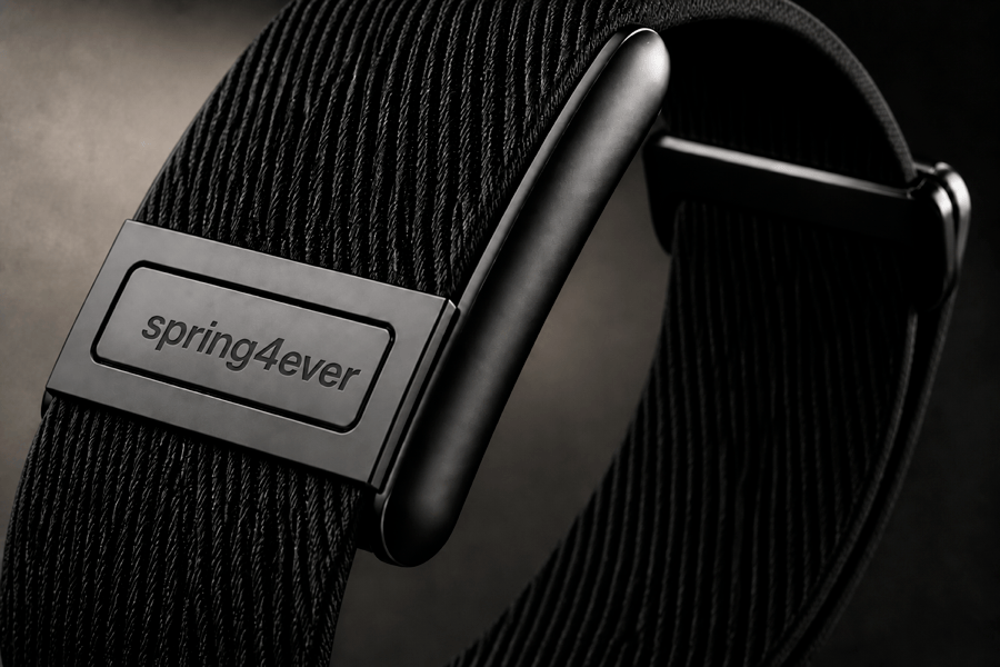 Nahaufnahme des Textilbands und Metallverschlusses des spring4ever-Armbands
